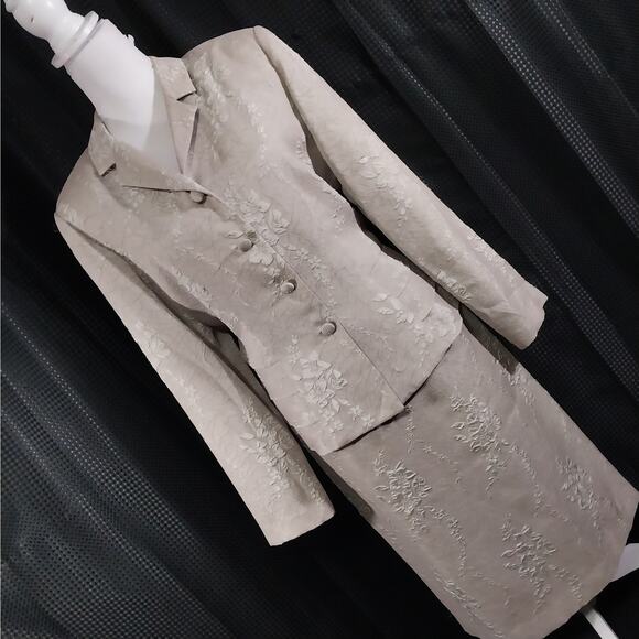ADRIANNA PAPELL! SOFTEST BEIGE/TAN FLORAL RELIEF 2 PC SATINY FINISH SUIT! SZ 12 - Picture 12 of 12